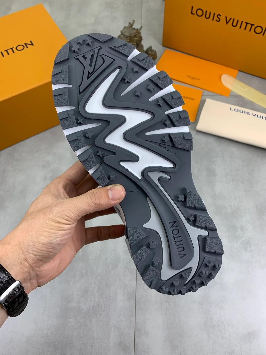 Men's Men's Shoes💰P740 New High Version LV Louis Vuitton L Jialu Brand Runner Tatic Series Thick Sole Casual Sports Shoes Running Shoes Original Purchase Development Production This LV Runner Tatic sports shoe combines technical materials such as mesh fabric and ribbons to interpret the inspiration of traditional mountaineering shoes. LV letters are written on one side, the lariat buckle of the quick lacing system is embellished with Monogram flowers and Louis Vuitton logos, and the light and wear-resistant rubber outsole completes the whole package. The delivery counter is beautifully packaged🛍📦 ▪️Fabrics: Original imported custom technical fabric + mesh ▪️Inner lining: Original customized breathable mesh ▪️Sole: Original open-molded anti-slip rubber combination material ▪️Sole thickness: 4CM ▪️Size: Men's 39-44 (38 45 (customized)